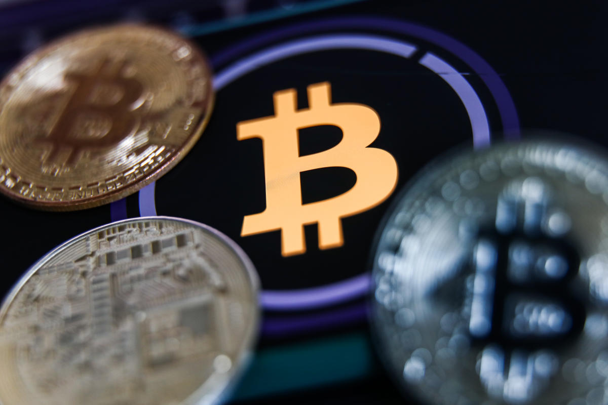 Bitcoin Drops to $90,000 HODLers Predict Quick Rebound